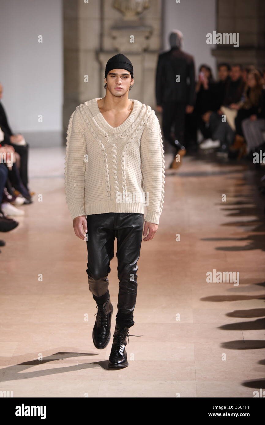 Un modelo luce una creación de Qasimi la moda masculina otoño invierno 2010-2011  colección presentada durante la Semana de la moda masculina de París, en  París, Francia, 24 de enero de 2010.