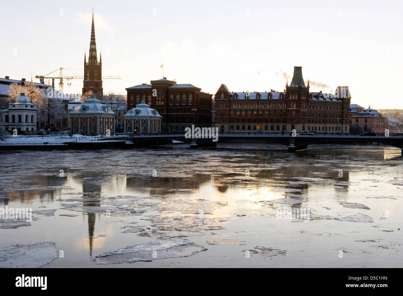 Placas de hielo fluya a través del centro de Estocolmo, Suecia, mostrando la ciudad vieja en el fondo. Foto de stock