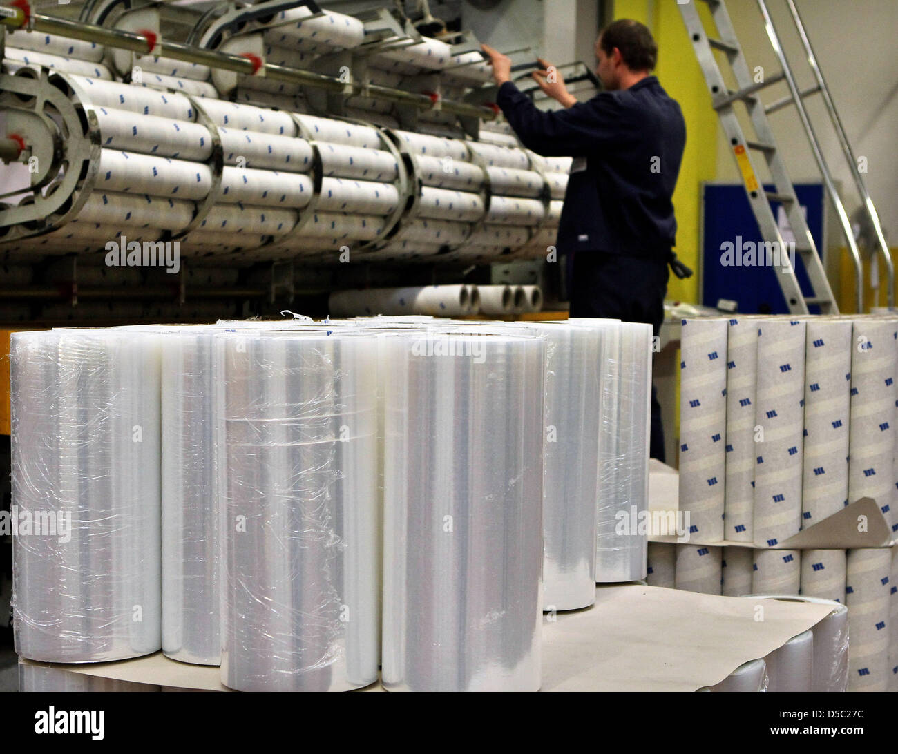 Un miembro del personal de Manuli Stretch Deutschland GmbH trabaja en