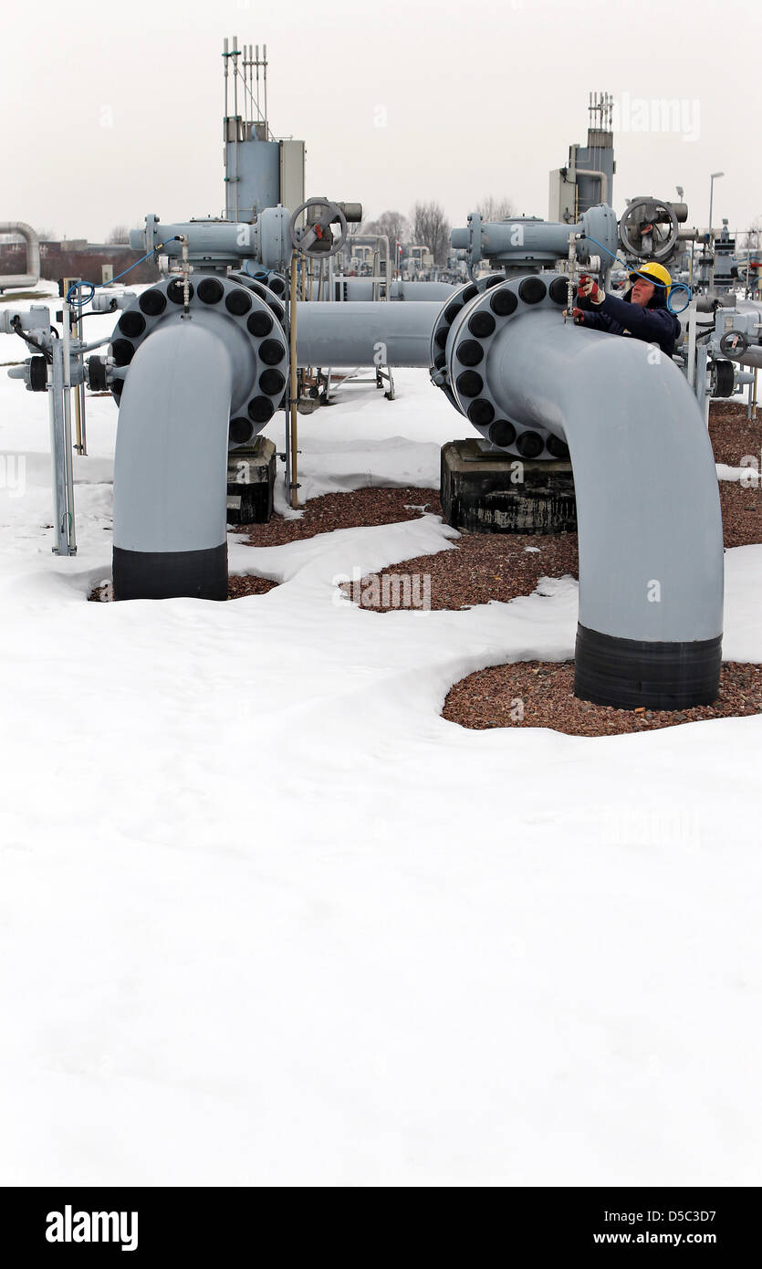 Eckhard Zingler técnico comprueba un turbo compresor de una turbina de gas en el depósito subterráneo de gas GNV en Bad Lauchstaedt, Alemania, el 27 de enero de 2010. El grupo de energía basados en Leipzig GNV amplía la exploración de los recursos de gas natural en Noruega. Los informes de la compañía el 28 de enero de 2010, se convertirá en accionista de tres licencias de exploración a través de su filial noruega. Foto: JAN WOITAS Foto de stock