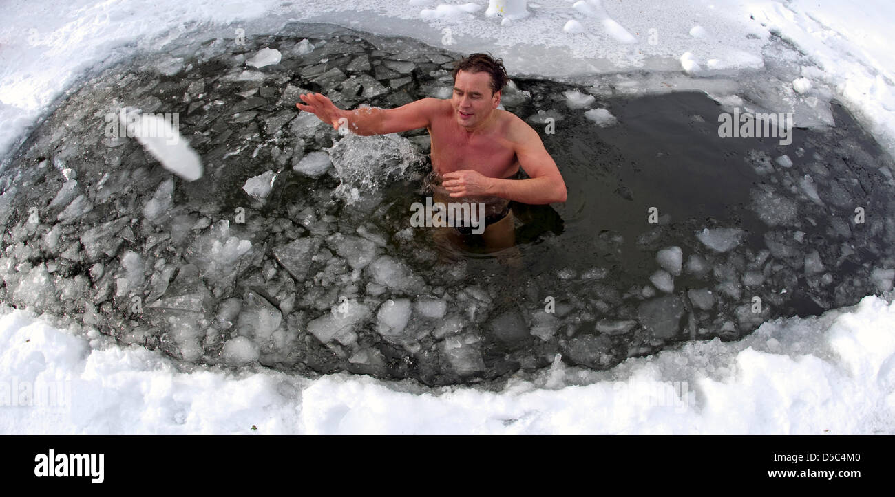 Goetz toma un baño a una temperatura exterior de 7 grados centígrados bajo  cero en el Schlachtensee congelados en Berlín, Alemania, el 31 de enero de  2010. Durante once años, Goetz nada