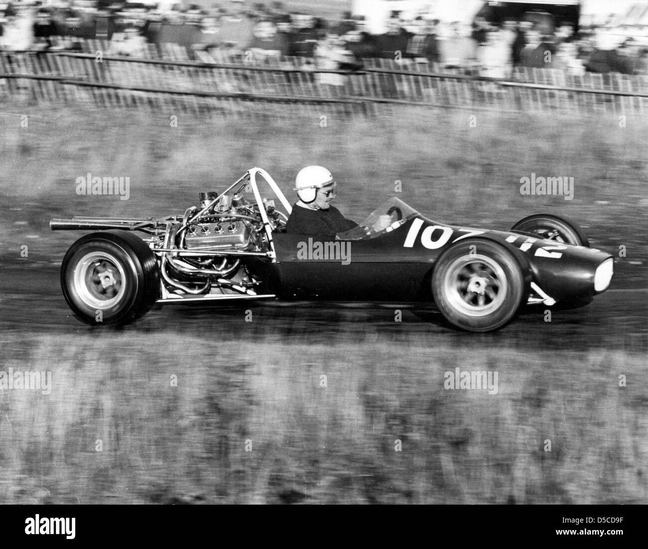 Hombre que conducía V8 powered monoplaza de carreras de coches en Loton Park Hill Climb en 1967 Foto de stock