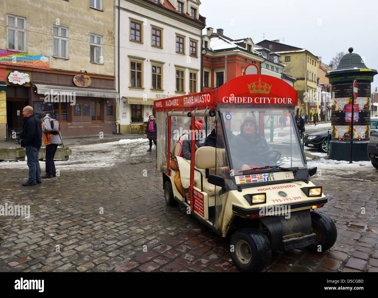 Una visita guiada por la ciudad en el Barrio Judío, Kazimierz, Cracovia, Polonia Foto de stock