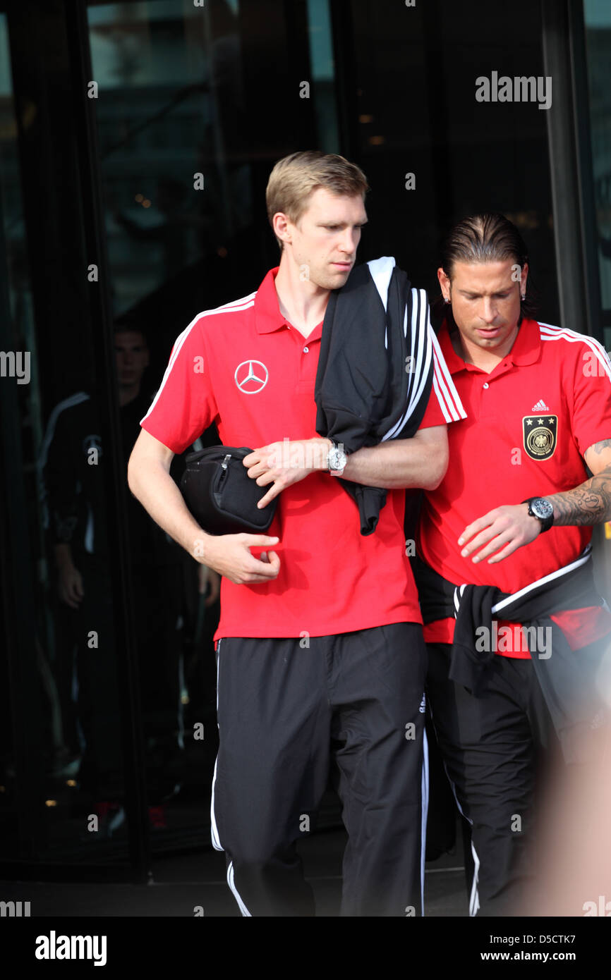 Per Mertesacker y Tim Wiese del equipo de fútbol alemán fuera del hotel Hyatt. Duessldorf, Alemania - 02.09.2011 Foto de stock