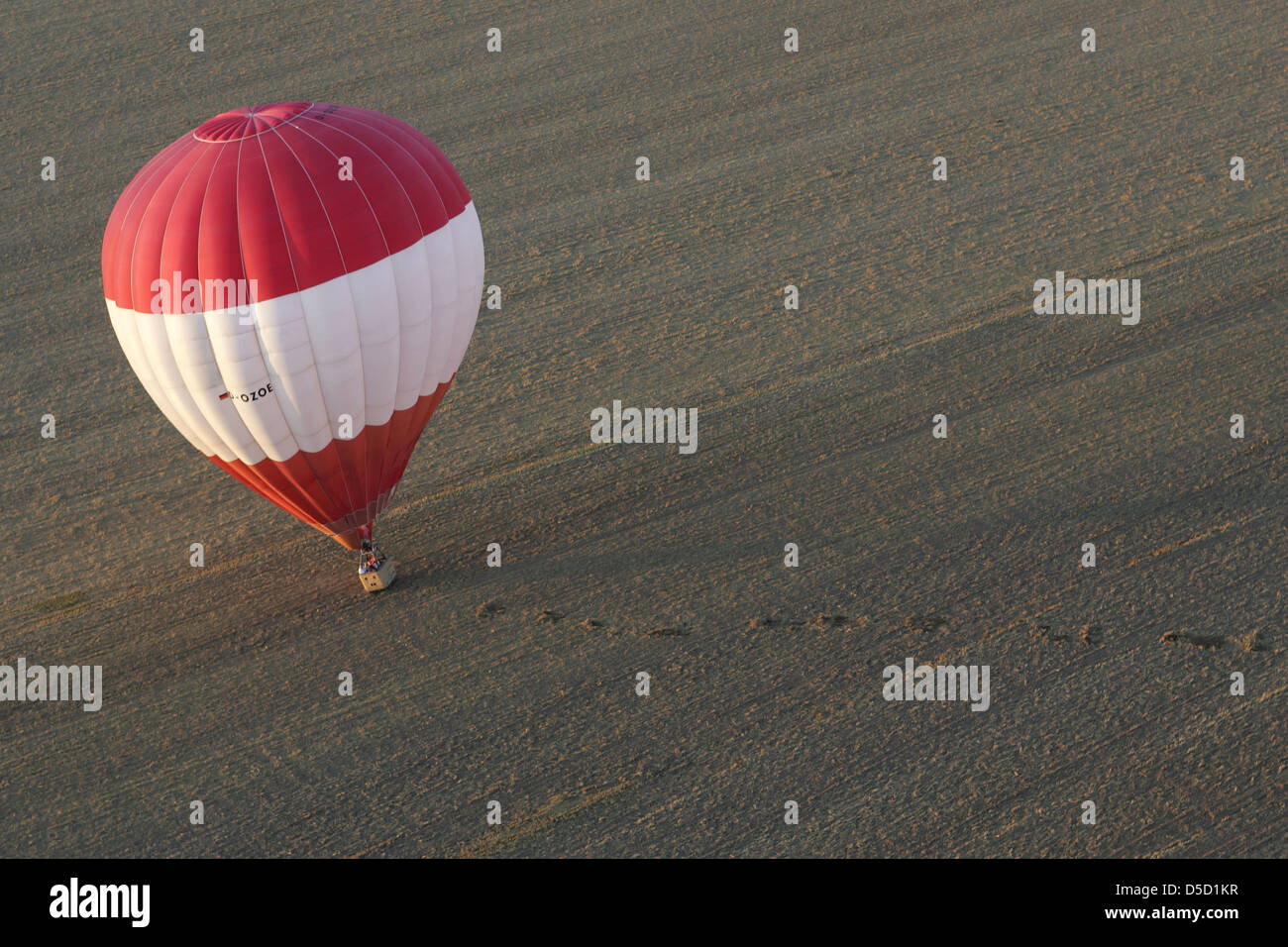 En Magdeburgo, Alemania, en el globo de aire caliente en un campo de aterrizaje Foto de stock