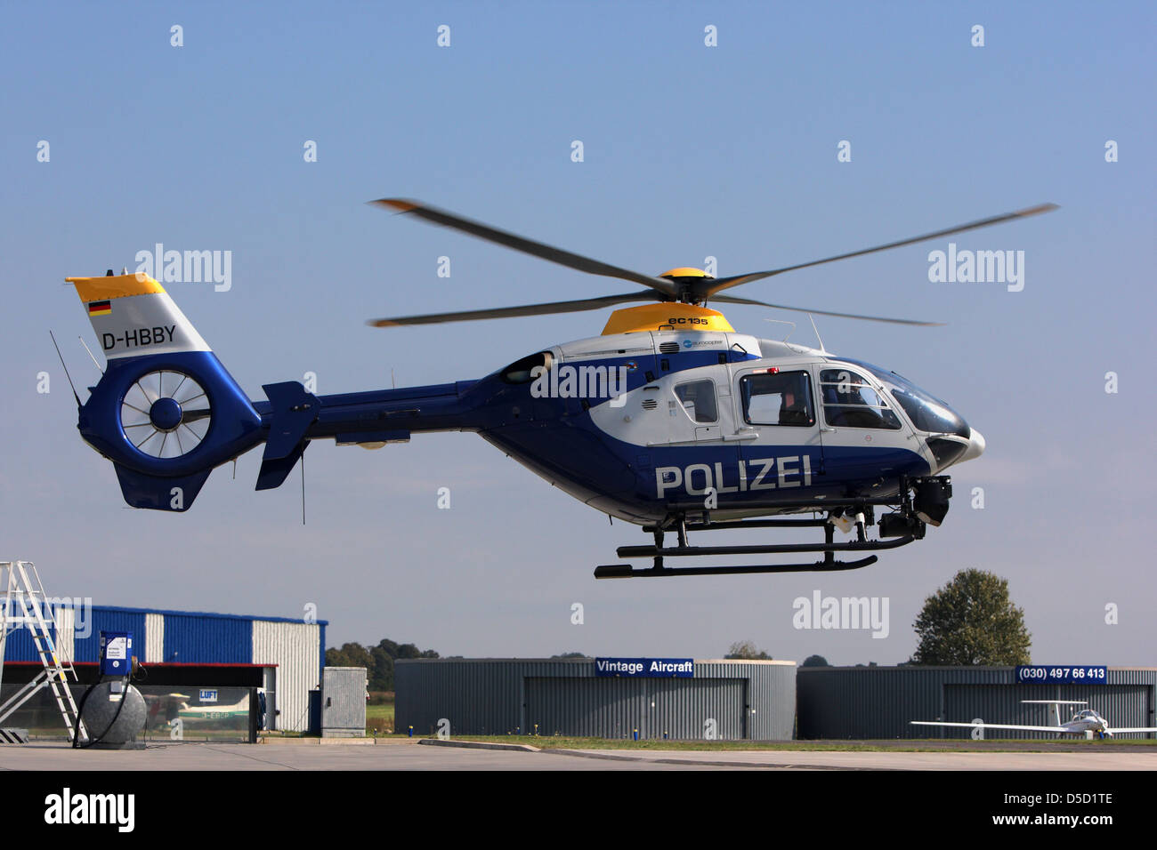 Strausberg, Alemania, la policía helicóptero en vuelo Foto de stock