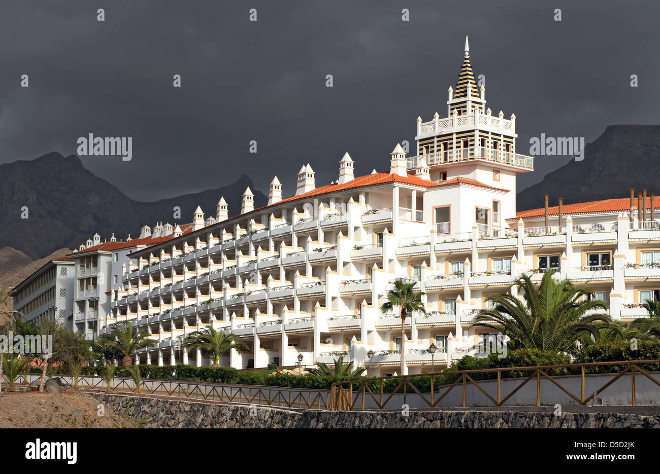 Costa Adeje, España, el hotel complejo en un cielo oscuro Foto de stock
