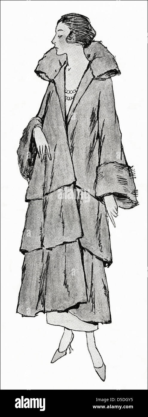 Diseñador de moda de París 1923 desconocido. Estilo de volante del manto de pelaje marrón con largas mangas sueltas. Foto de stock