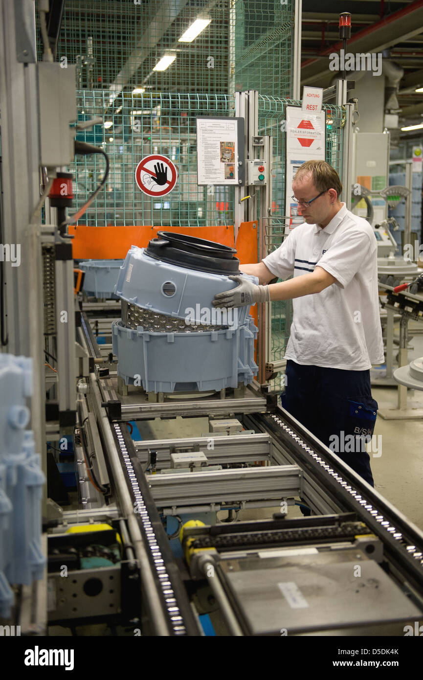 Nauen, de Alemania, y empleados en el BSH Electrodomésticos Nauen GmbH  Fotografía de stock - Alamy