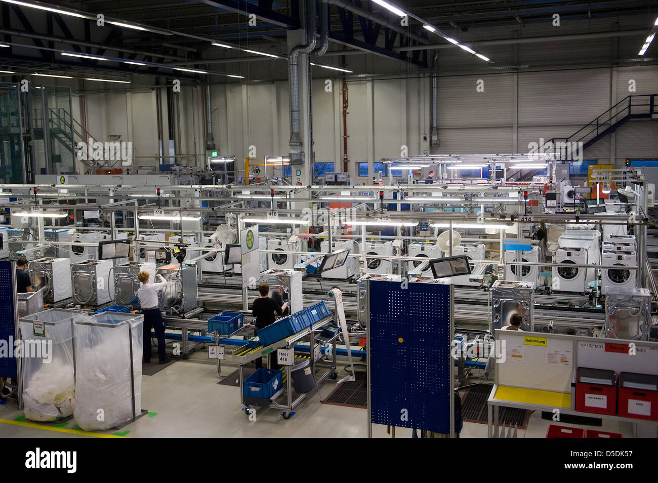 Nauen, de Alemania, y empleados en el BSH Electrodomésticos Nauen GmbH  Fotografía de stock - Alamy