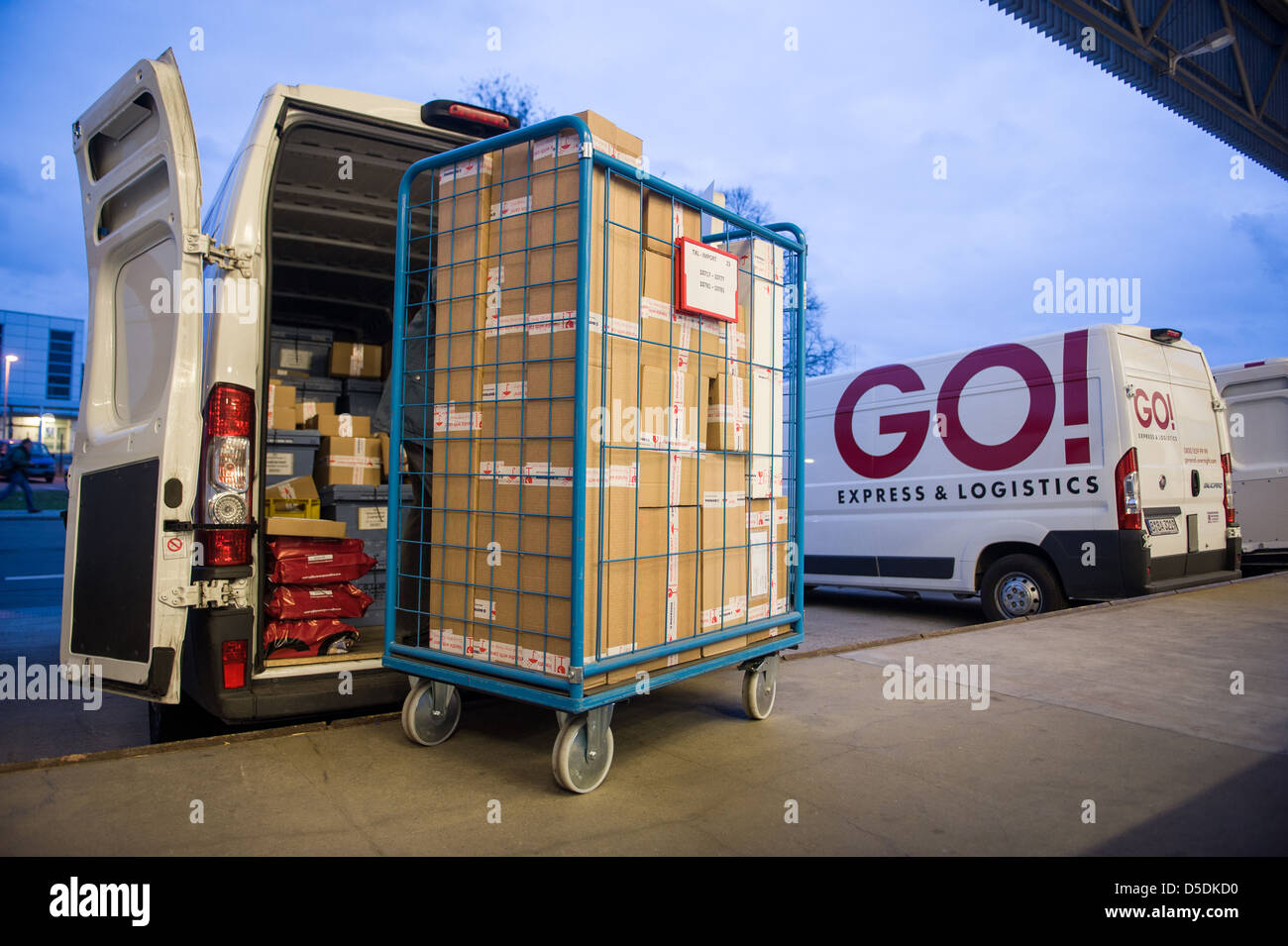 Berlín, Alemania, paquetes en GO Express y logística están cargados de  Berlín Fotografía de stock - Alamy