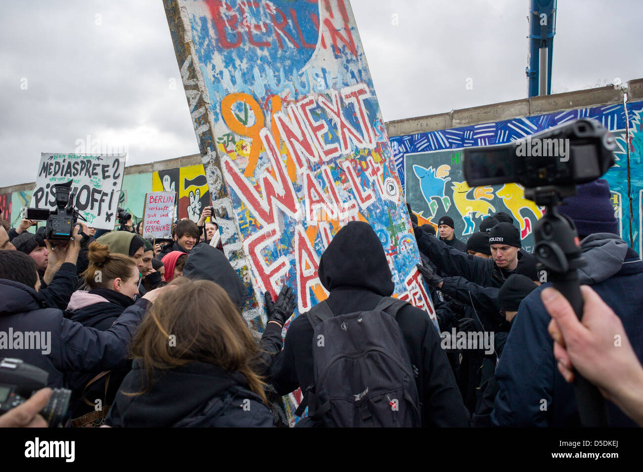 Berlín, Alemania, los manifestantes, con un segmento de pared de papier-maché Foto de stock