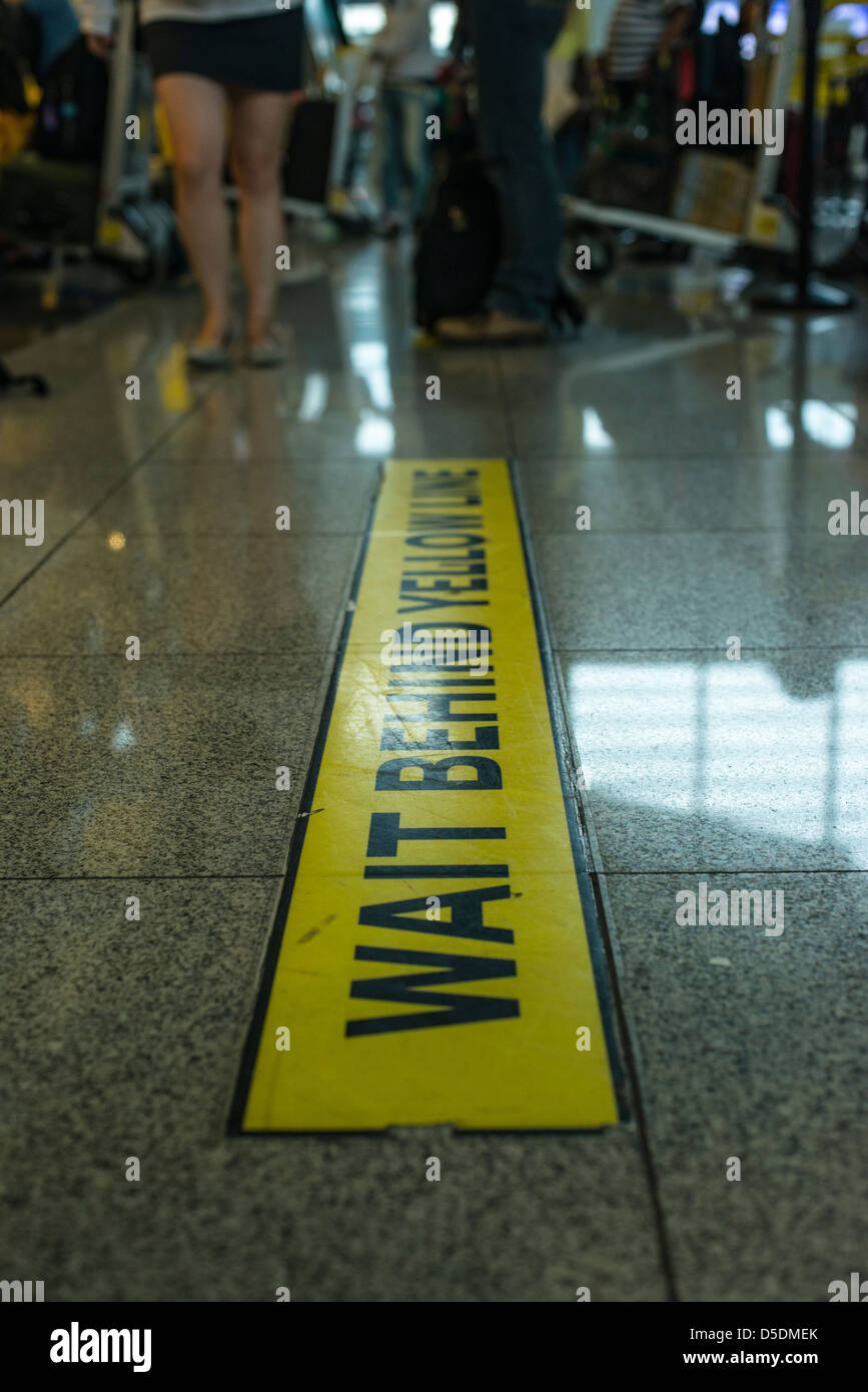 Línea de espera en el aeropuerto de Manila Foto de stock