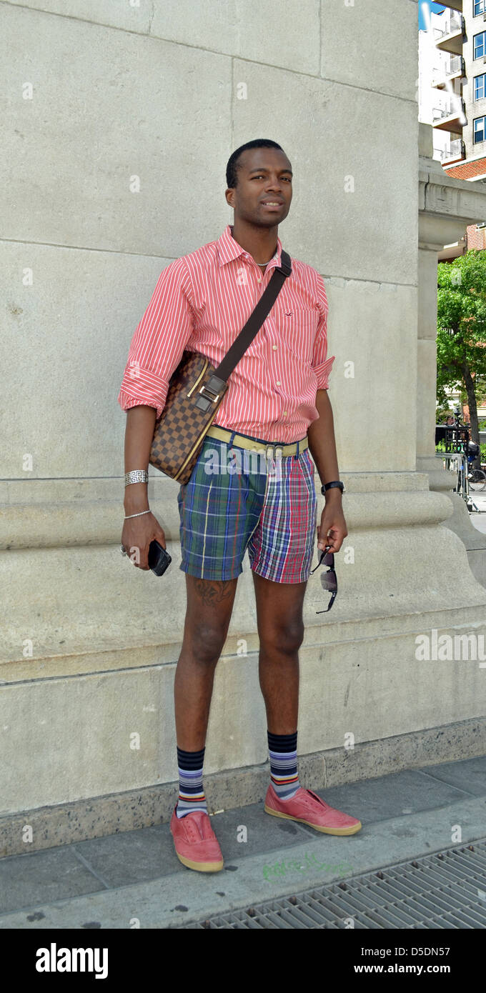Hombre en ropa en Washington Square Park en Manhattan Fotografía de stock - Alamy