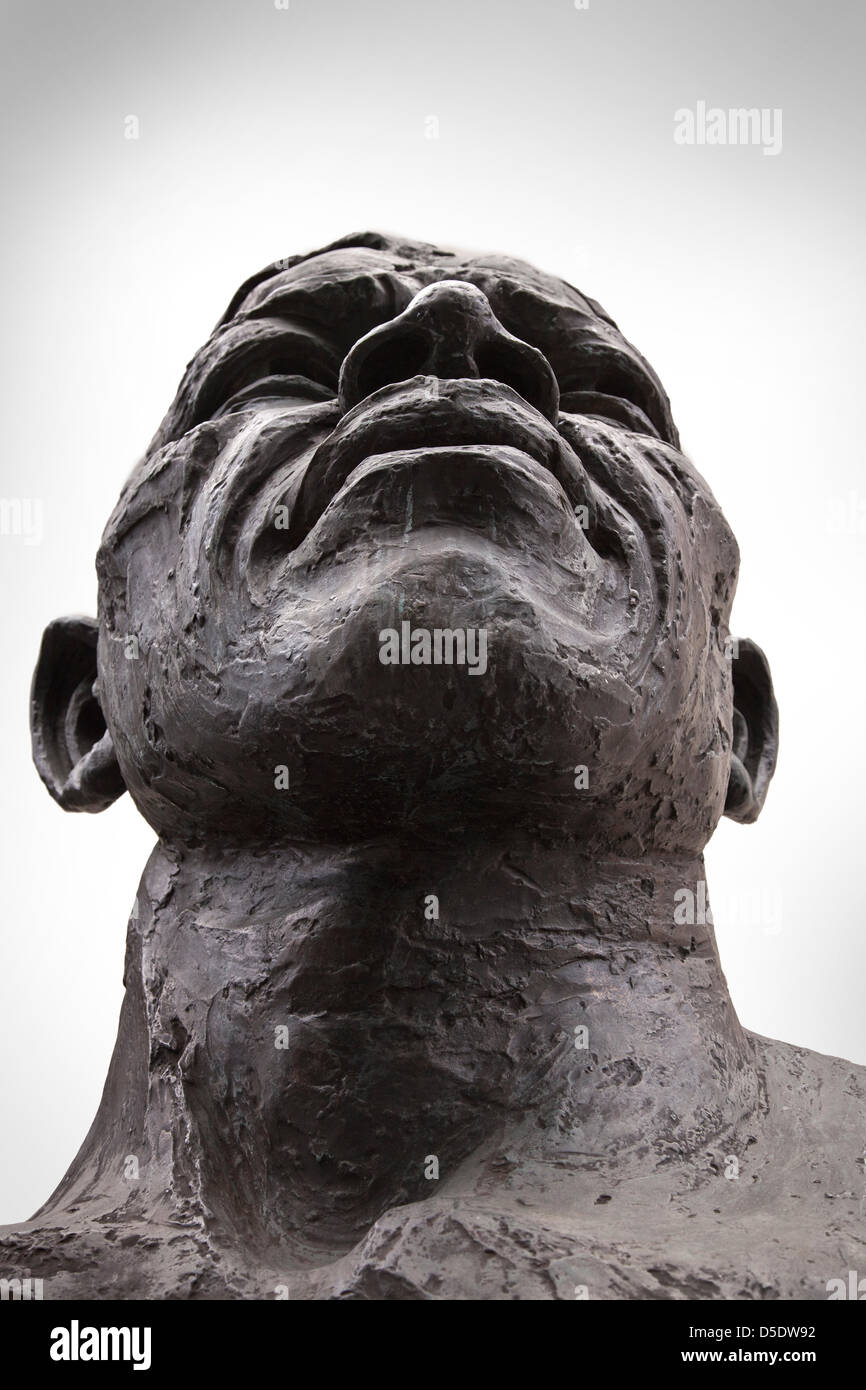 Busto de Nelson Mandela, fuera del Southbank cente, Londres, originalmente presentado por el GLC. Foto de stock