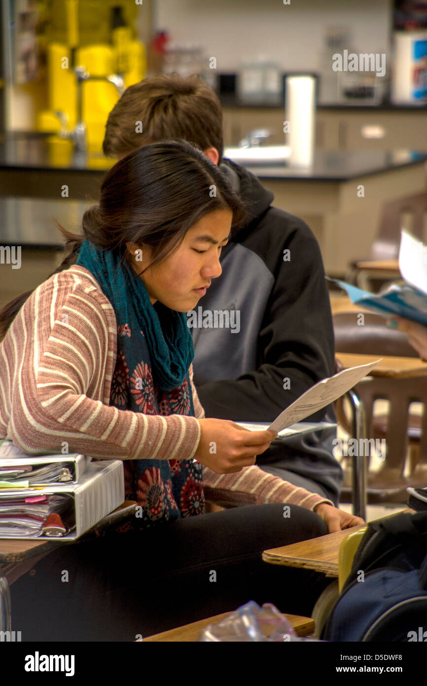 Un nipo-estadounidenses Advanced Placement (AP) high school química estudiante lee su evaluado el papel antes de clase. Foto de stock