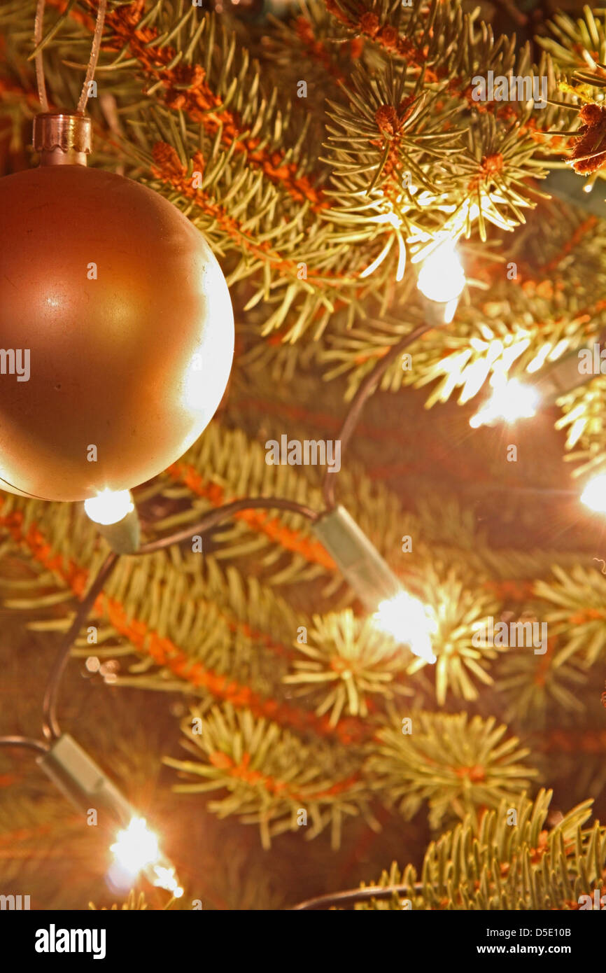 Las luces del árbol de Navidad y adornos Foto de stock