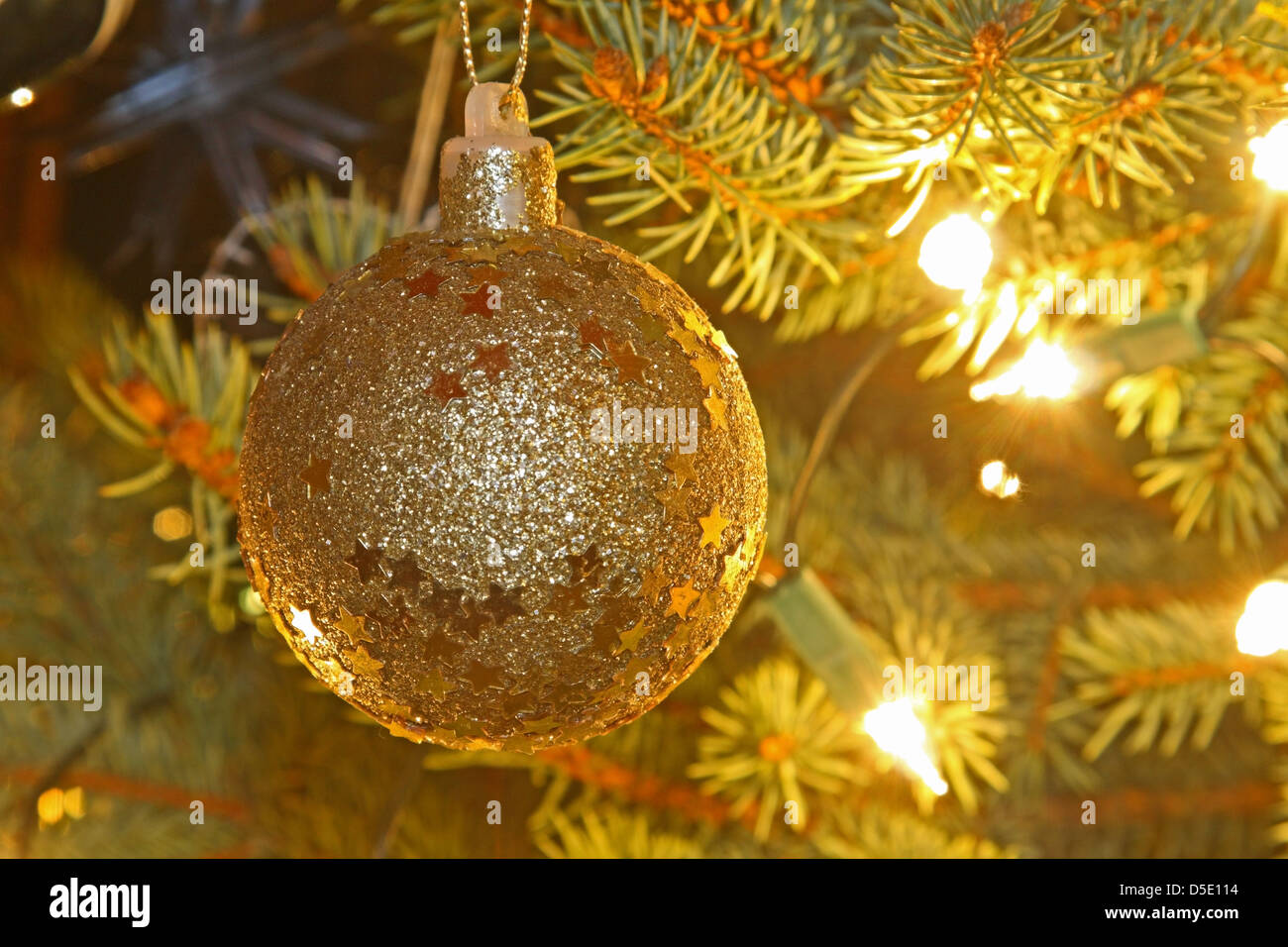 Las luces del árbol de Navidad y adornos Foto de stock