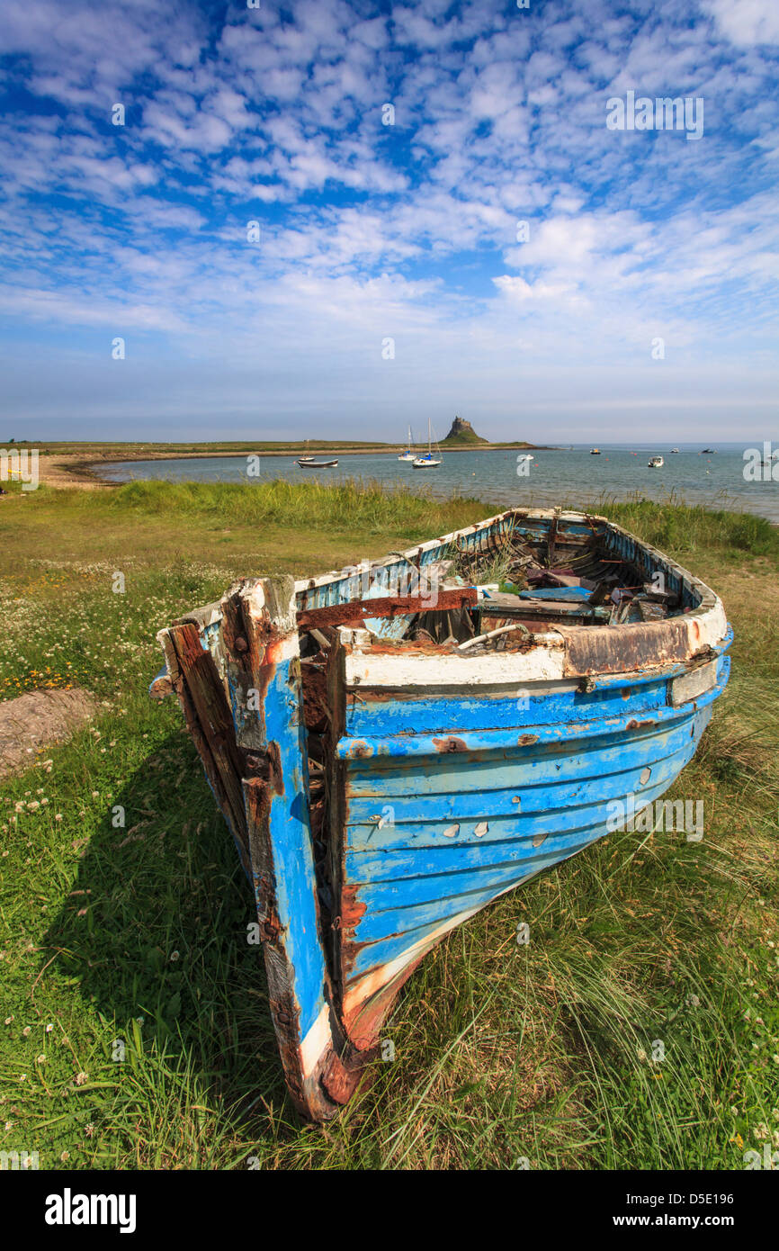 Un viejo barco en la isla sagrada de Lindisfarne en Northumberland Foto de stock