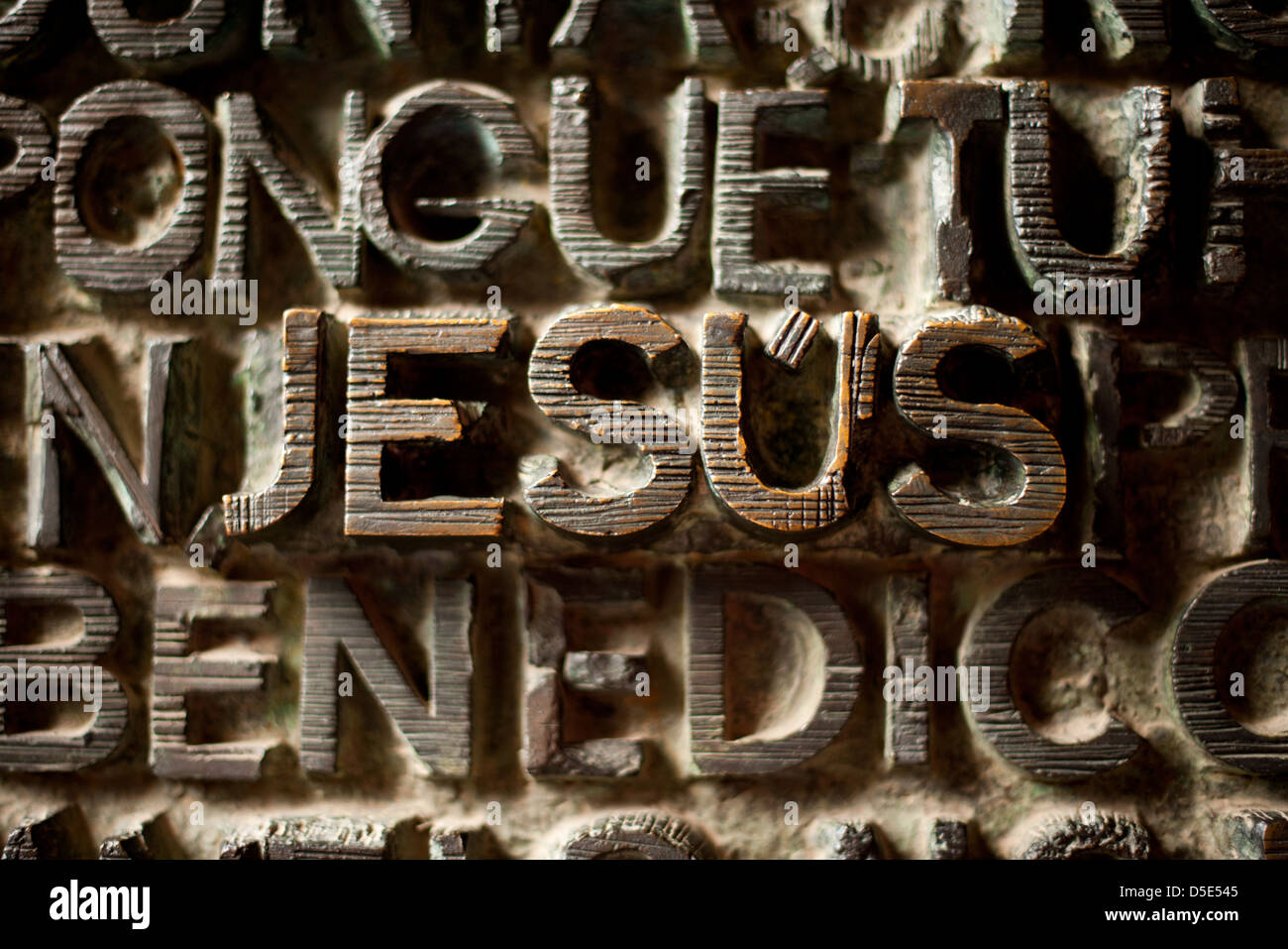 La palabra Jesús tallado en una enorme puerta en la Basílica de la Sagrada Familia en Barcelona Foto de stock