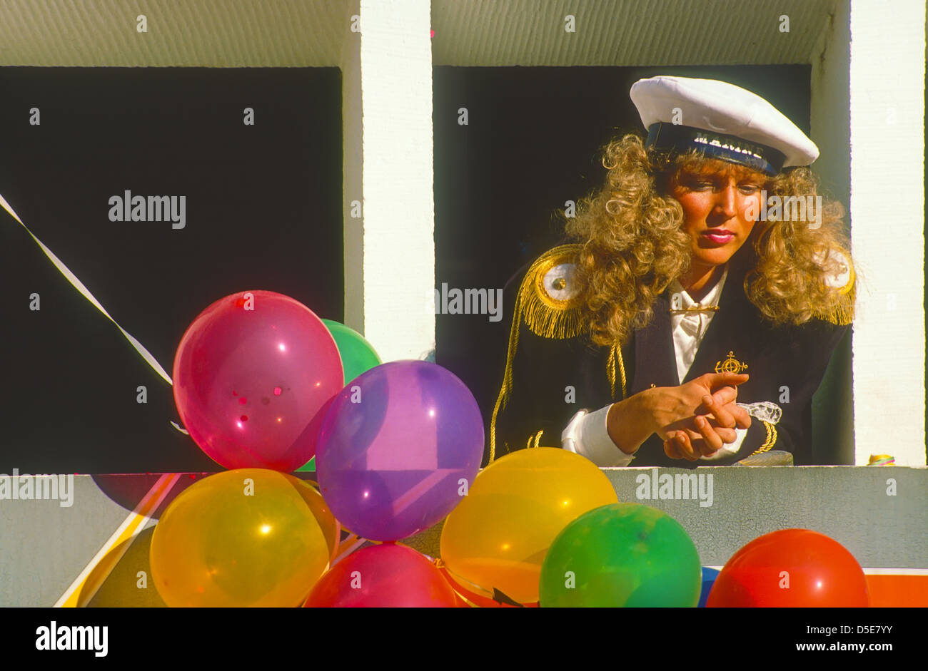 Imágenes verticales y horizontales de un espectador en el anual Carnaval de Colonia Foto de stock