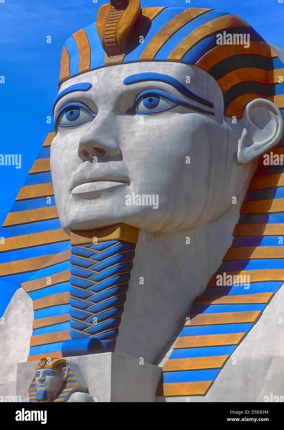 Estatua moderna de la Esfinge de Egipto que se encuentran fuera del Luxor Hotel en Las Vegas, Nevada, EE.UU. Foto de stock