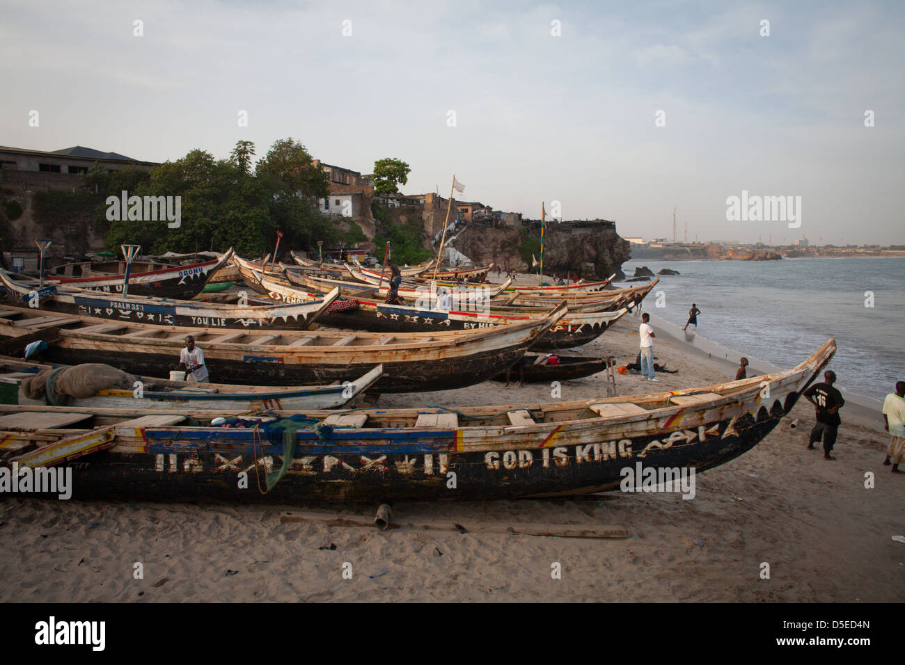 Barcos de pesca en la playa en Accra, Ghana. Foto de stock