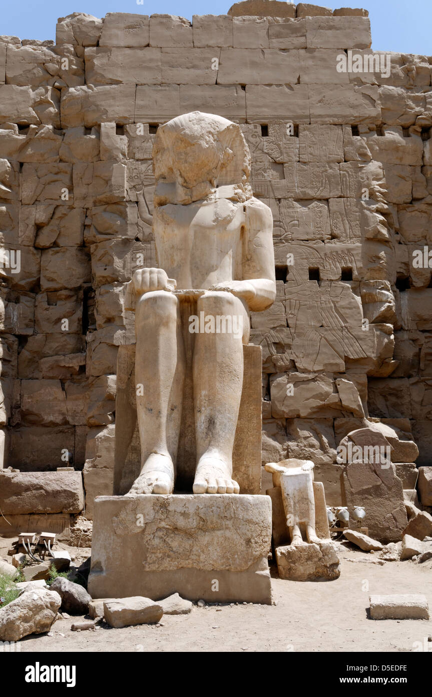 Luxor en Egipto. Coloso de piedra caliza blanca representando a Amenhotep I adorna el octavo pilono en el ala oeste del complejo del templo de Karnak. Foto de stock