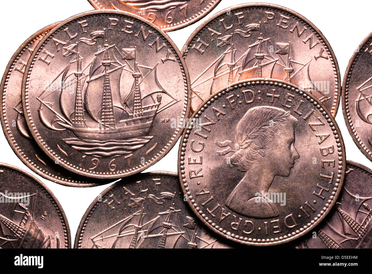 Montón de monedas de medio centavo, UK, sobre fondo blanco. Foto de stock