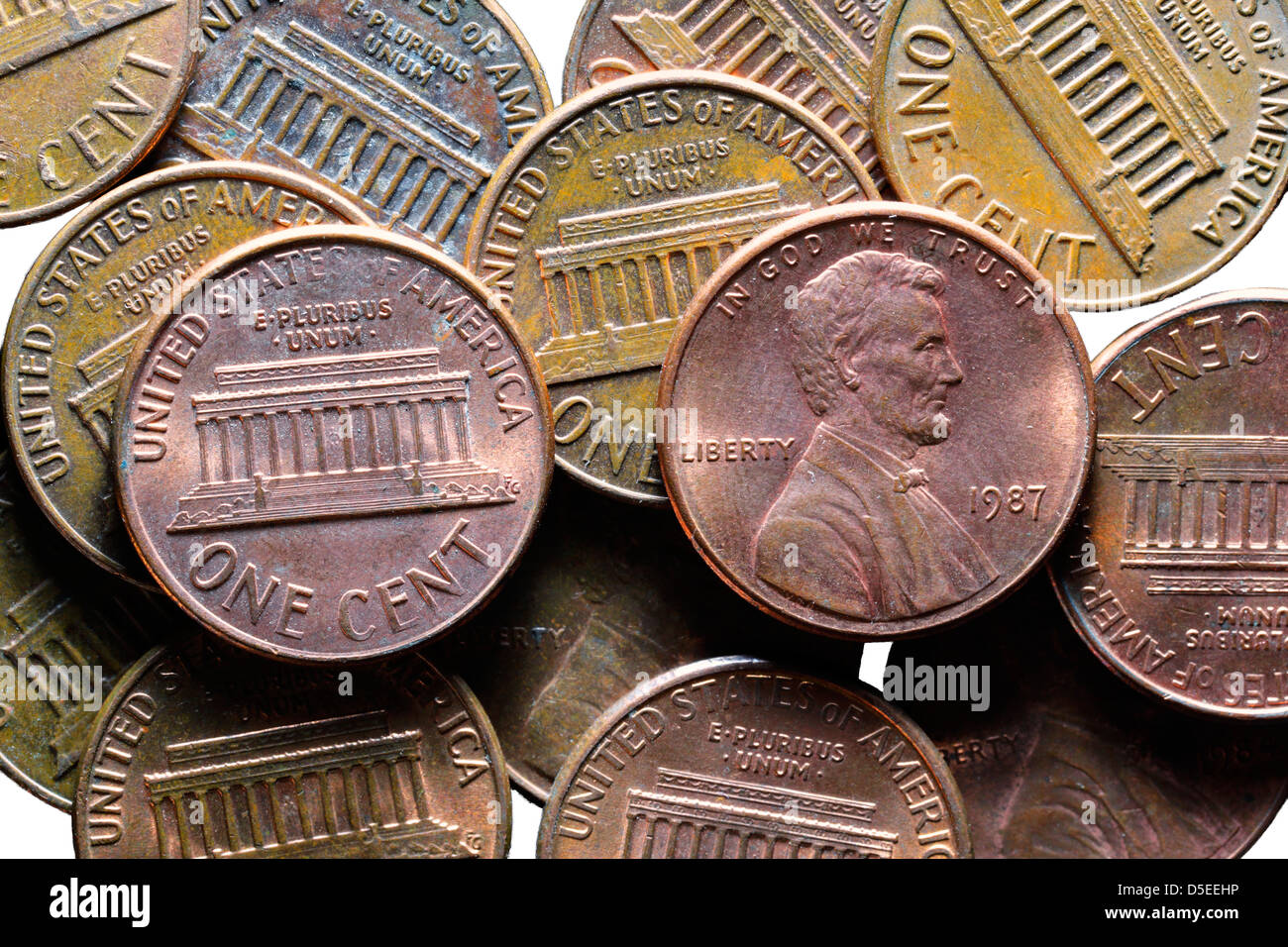 Montón de monedas de 1 centavo, EE.UU., sobre fondo blanco. Foto de stock