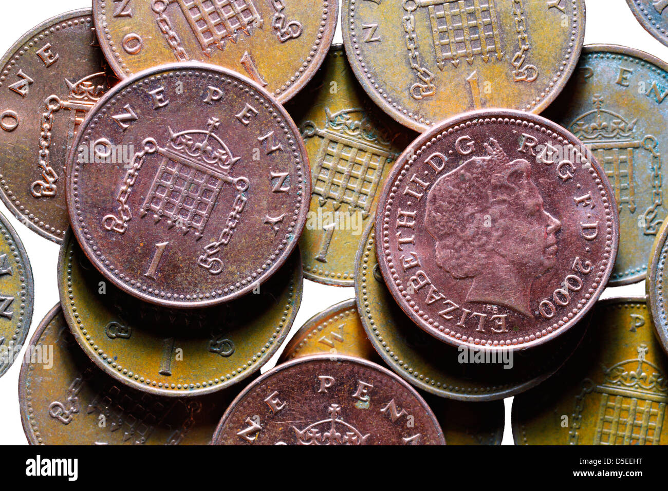 Montón de monedas de céntimo, UK, sobre fondo blanco. Foto de stock
