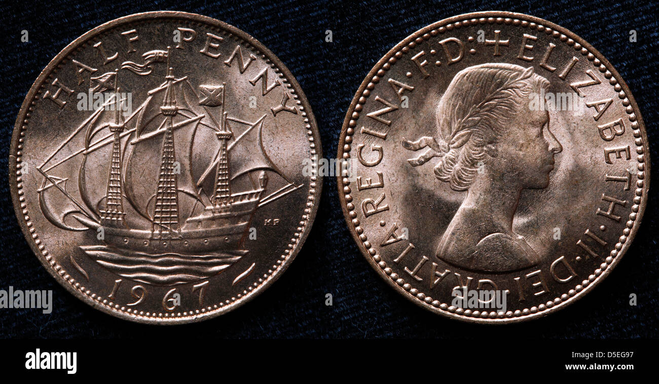 Moneda de medio centavo, la Reina Isabel II, Golden Hind barco, Reino Unido, 1967 Foto de stock