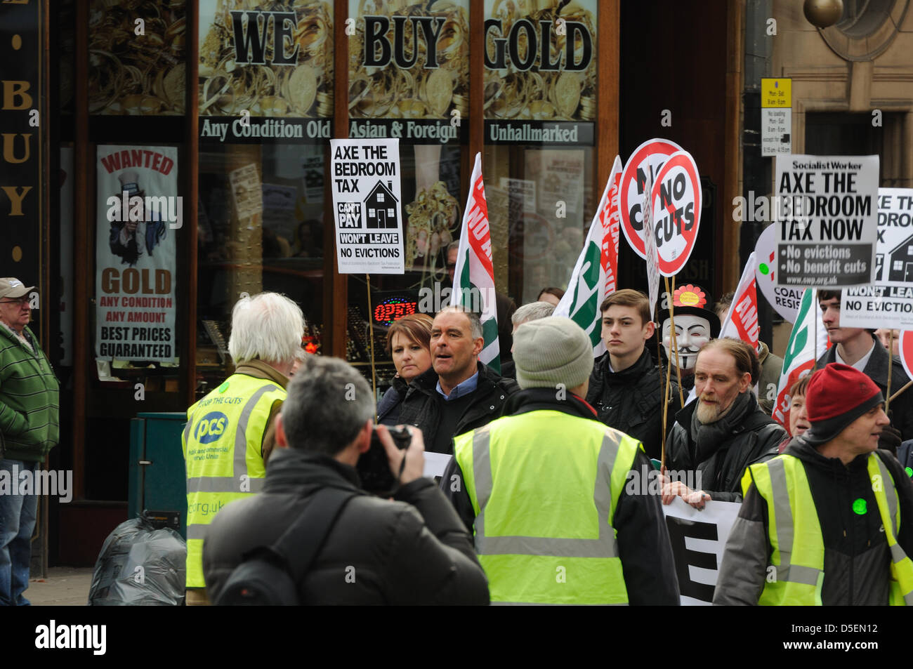 Glasgow, Escocia, Reino Unido. El 30 de marzo, 2013. Marcha de protesta en Glasgow. La gente llega a miles para protestar contra la propuesta del gobierno de dormitorio de impuestos. Alamy Live News Foto de stock