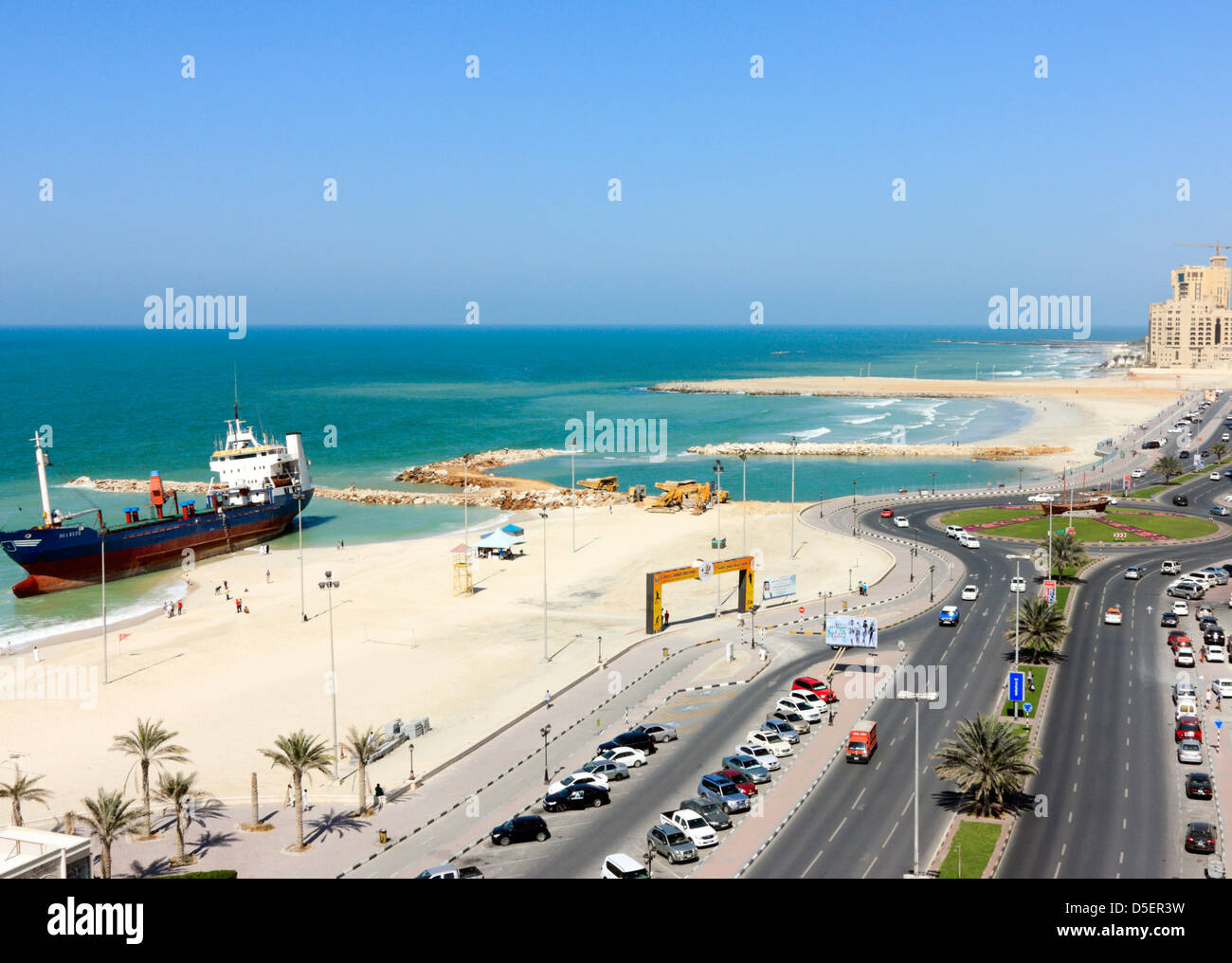 Playa y carretera Corniche de Ajman, Emiratos Arabes Unidos Foto de stock