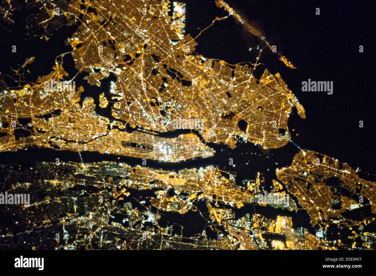 Vista aérea del área metropolitana de la ciudad de Nueva York en la noche como se ve desde la Tierra en órbita de la Estación Espacial Internacional el 23 de marzo de 2013. Con fines de orientación, nota que Manhattan se ejecuta a través del bastidor horizontal de izquierda a la mitad. Central Park es un poco a la izquierda del bastidor central. Foto de stock