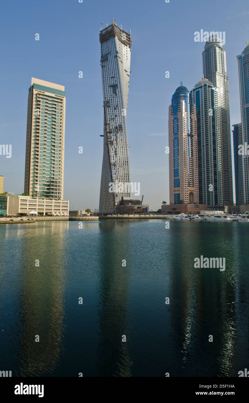 Infinity tower y el Hotel Marriott Dubai Marina Emiratos Arabes Unidos Foto de stock