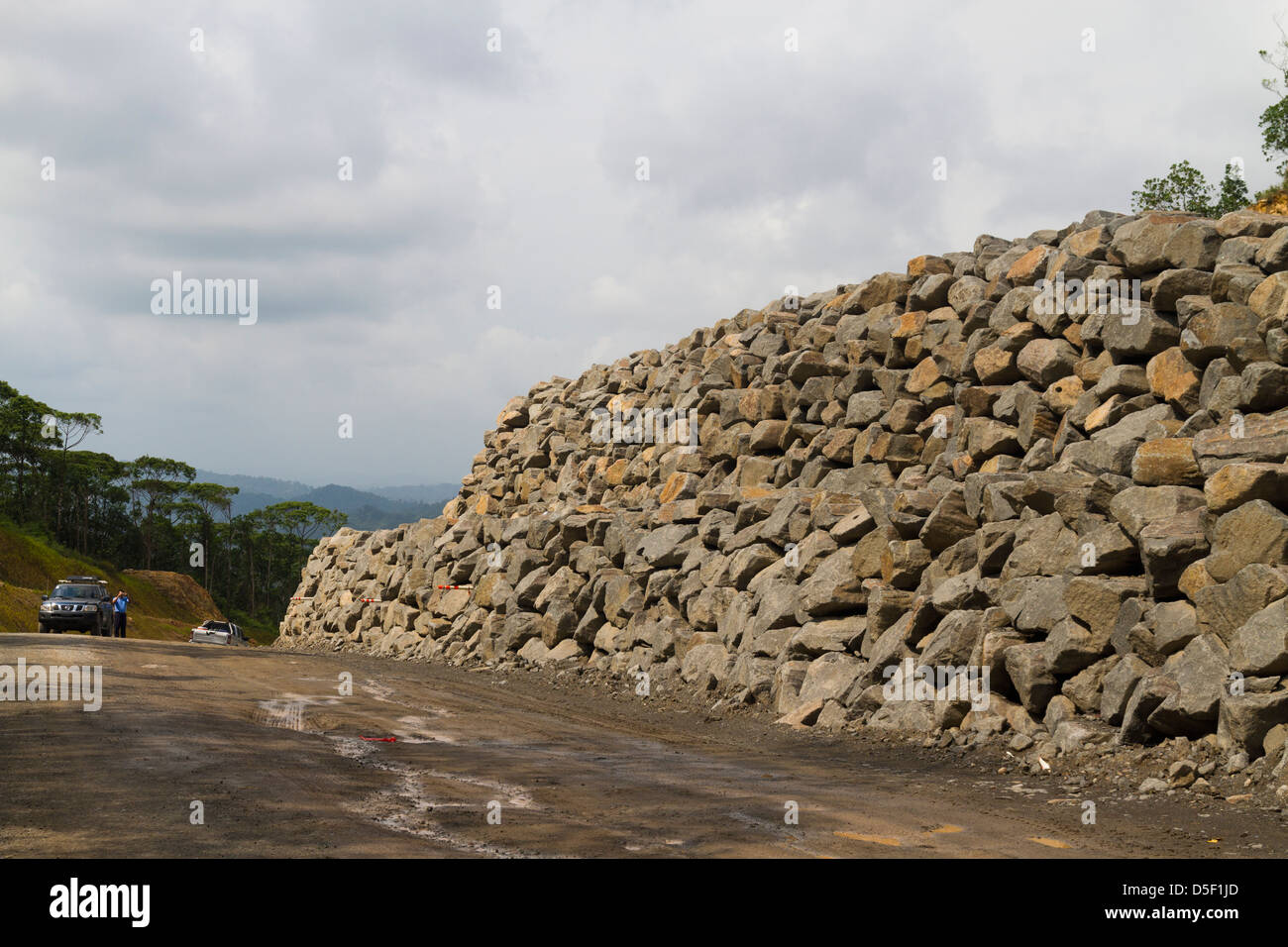 Gabion como estructura hecha con rocas enormes. Coclesito, República de Panamá Foto de stock