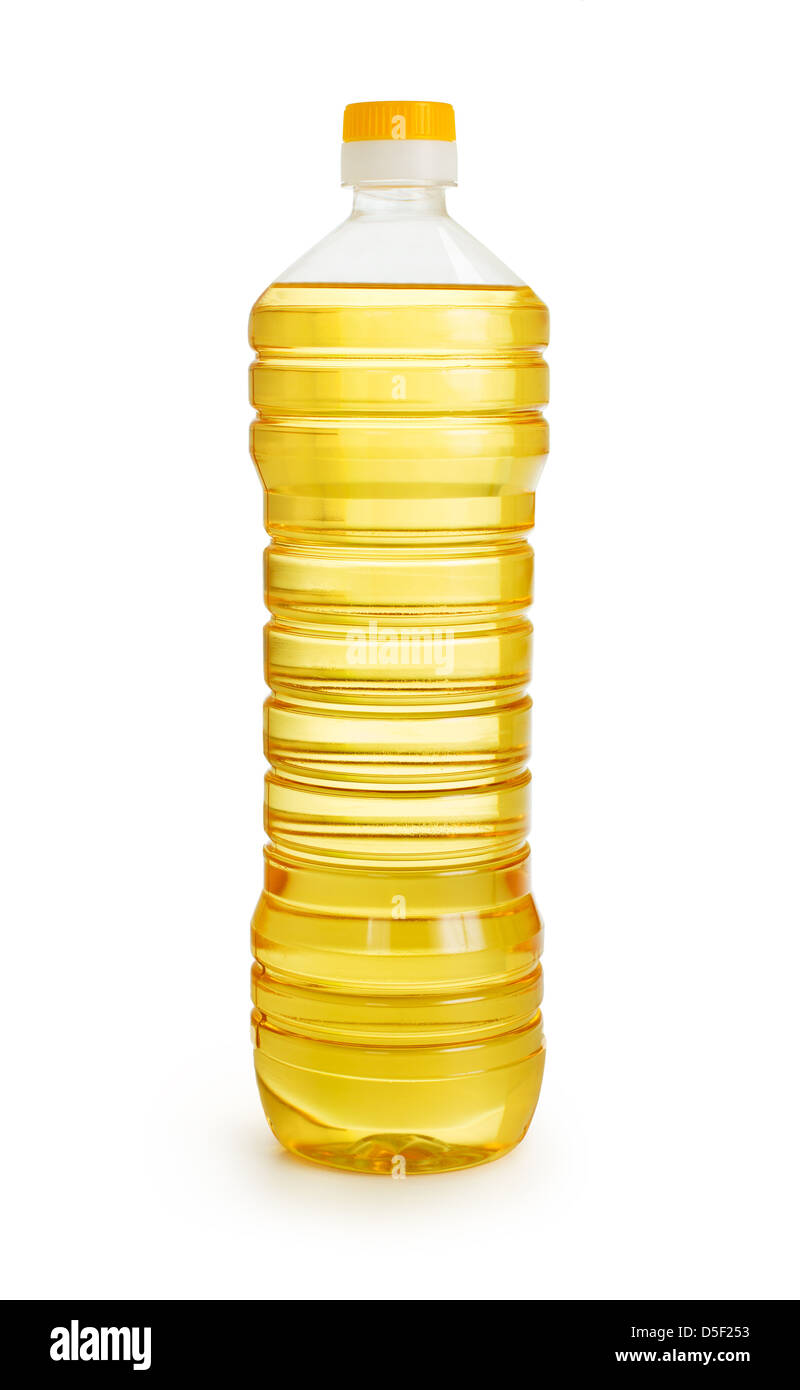 Vegetal o aceite de girasol en la botella de plástico aislada con trazado de recorte incluido Foto de stock