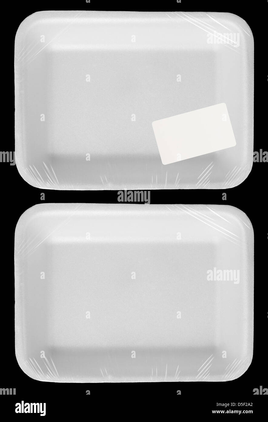 Envuelto vacío blanco de plástico contenedores de alimentos con etiqueta en blanco aislado Foto de stock