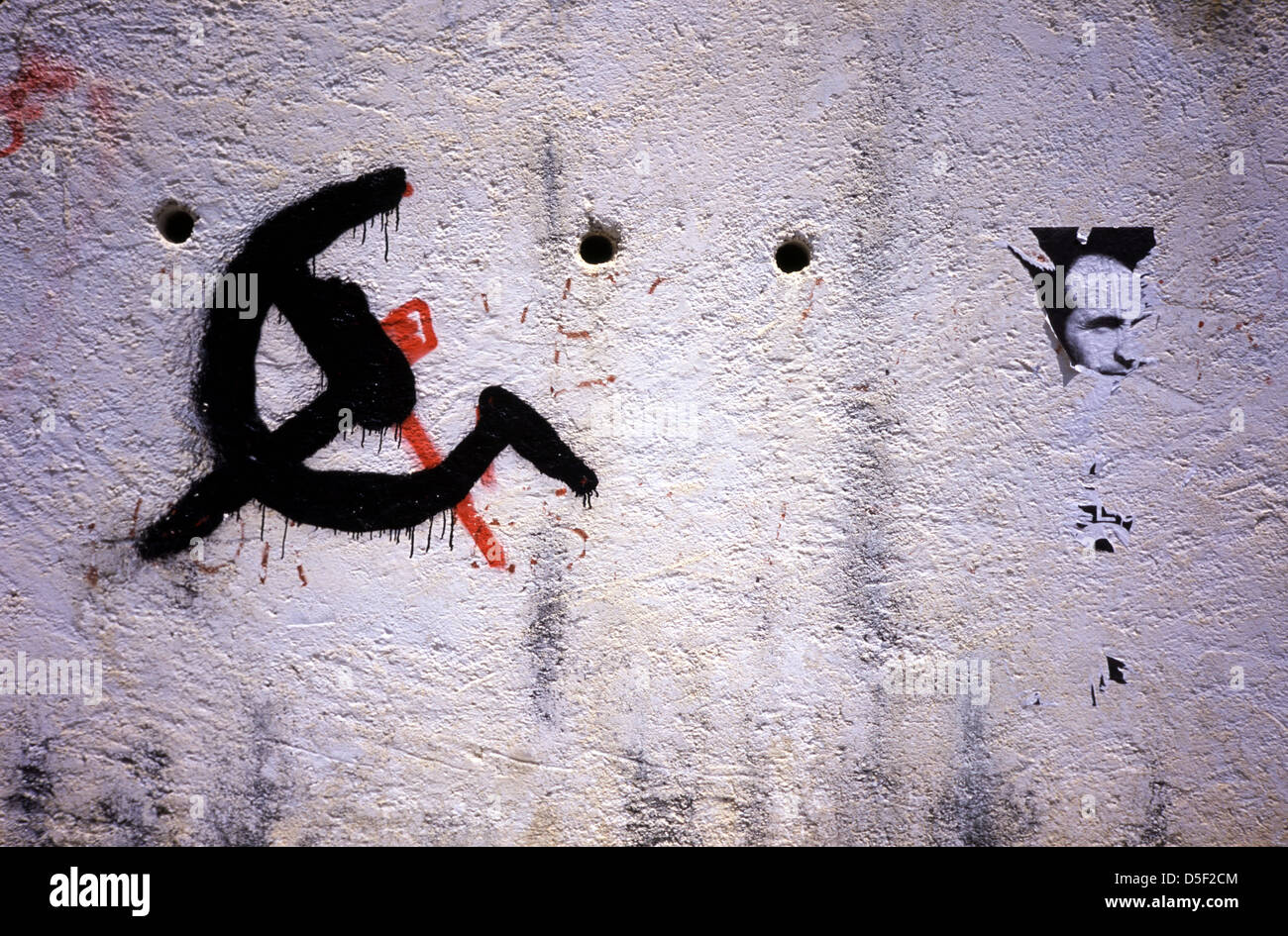 THW símbolo comunista martillo y hoz rociados en la pared en Cataluña España Foto de stock