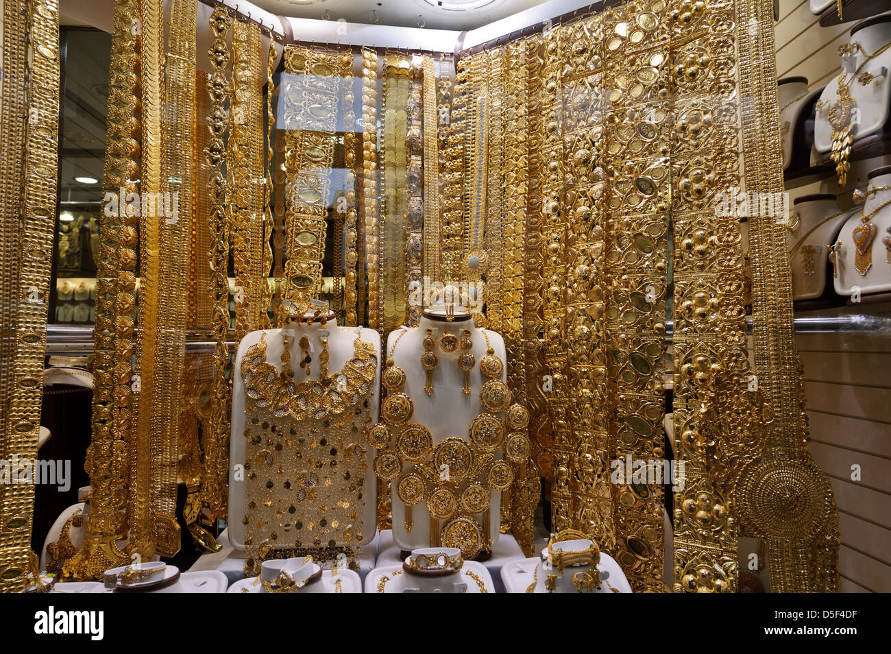 al exilio huevo gerente Artesanías en venta de joyas de oro, el Zoco de Oro de Dubai, Emiratos  Árabes Unidos Fotografía de stock - Alamy