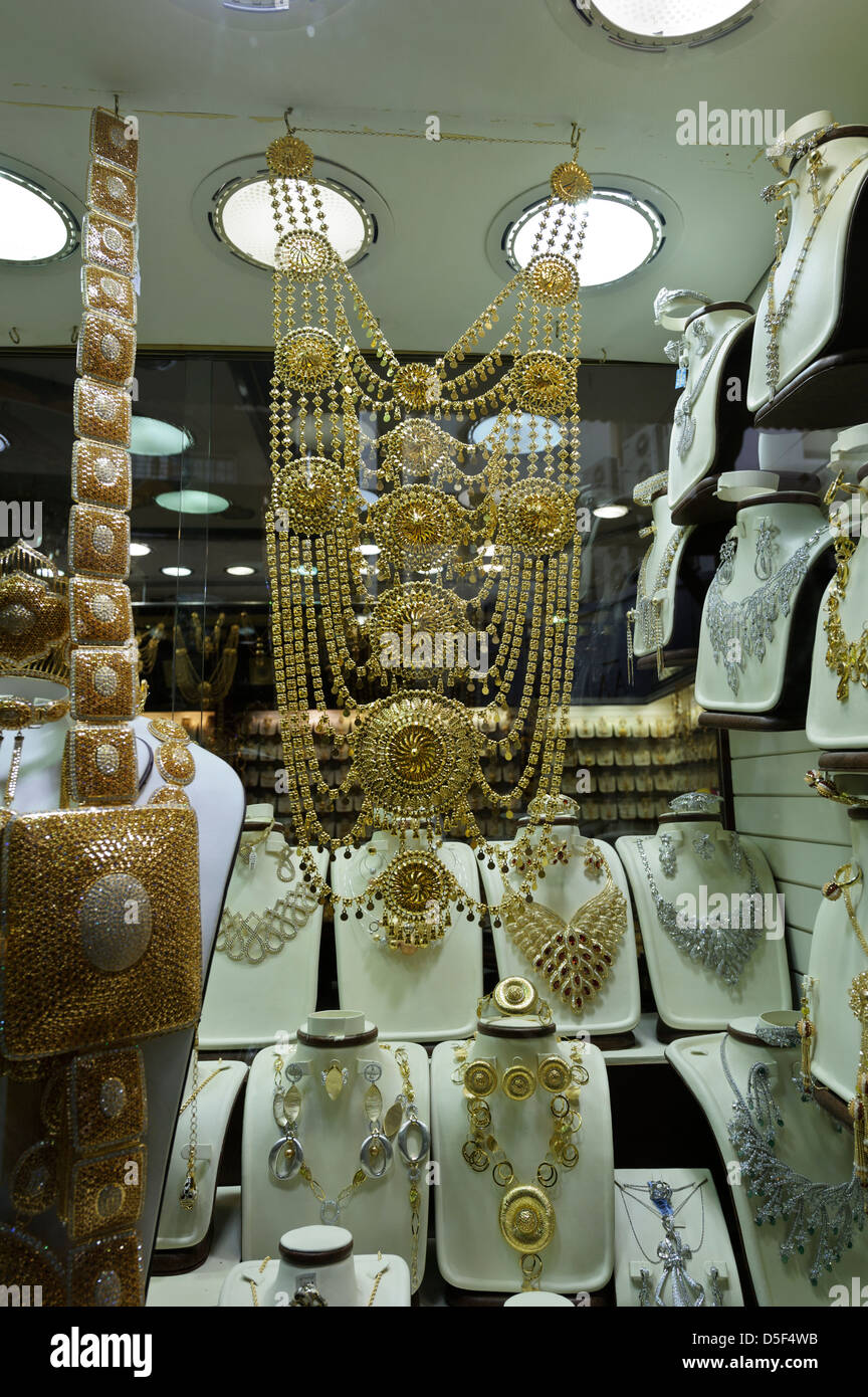 Joyas de oro: anillos, collares, pulseras para la venta, el Zoco de Oro de  Dubai, Emiratos Árabes Unidos Fotografía de stock - Alamy