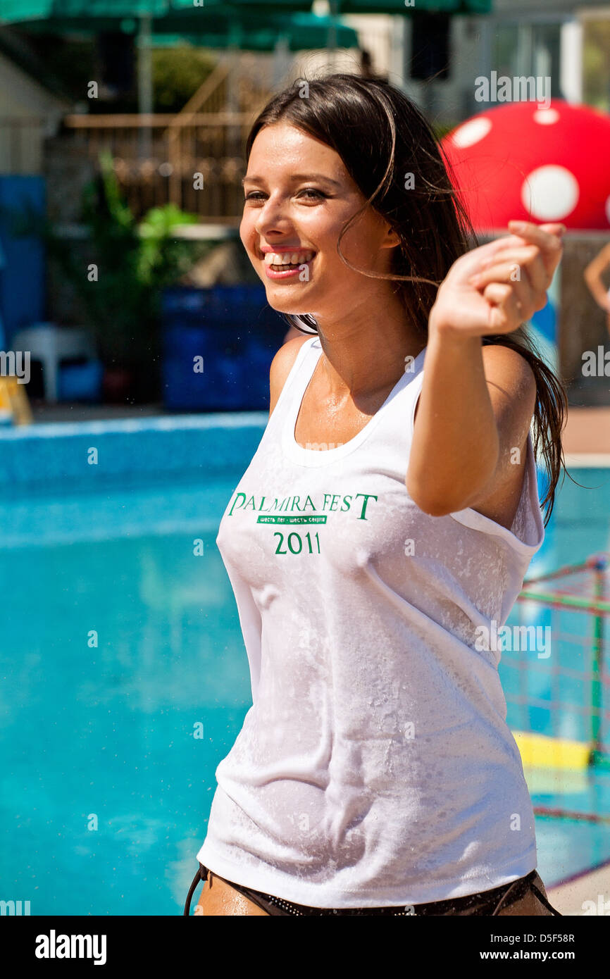 algo por no mencionar ataque Concurso de verano camisetas mojadas en la piscina Fotografía de stock -  Alamy