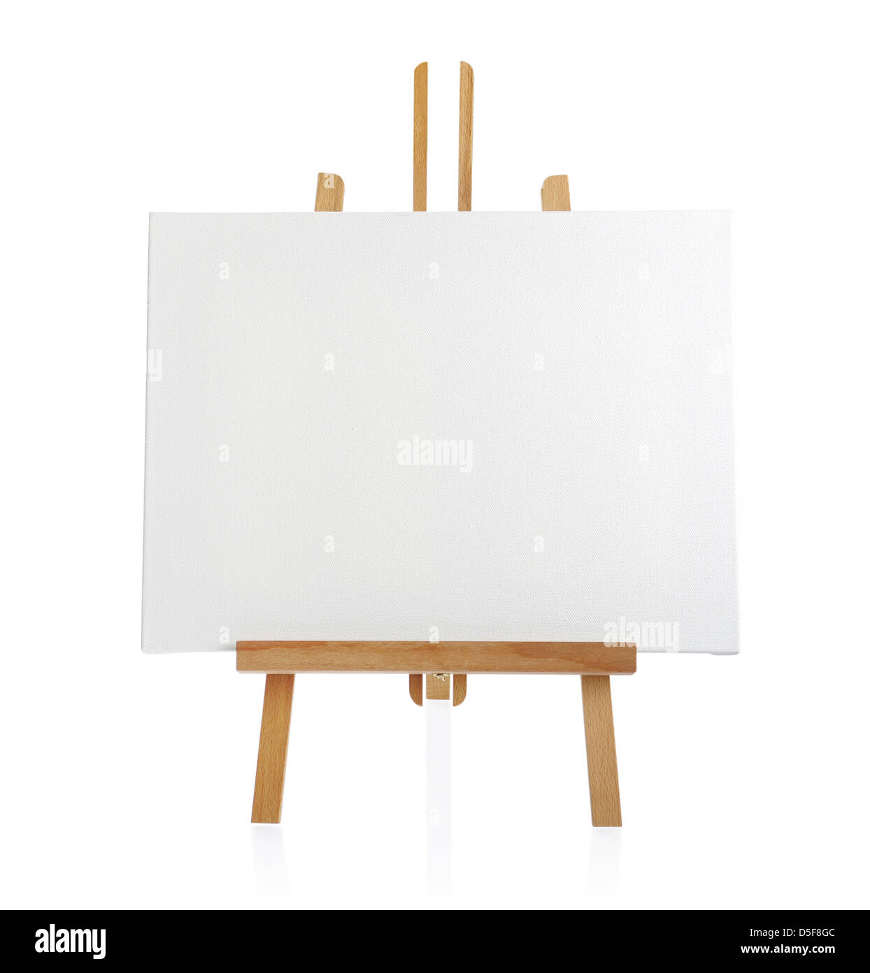Caballete de madera con lienzo en blanco aislado sobre fondo blanco. Foto de stock