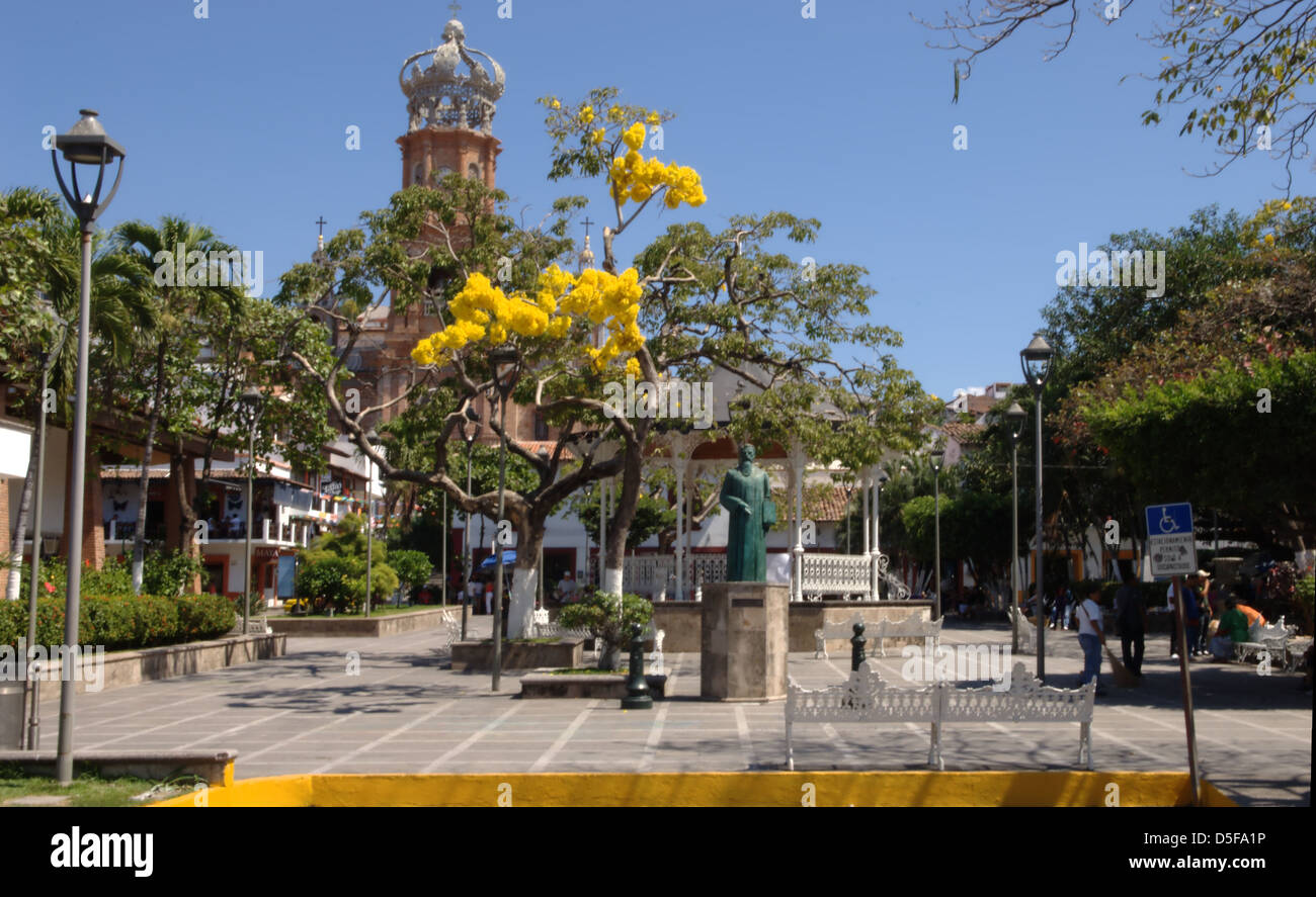 La catedral y la Plaza de Puerto Vallarta, Jalisco, México. Foto de stock