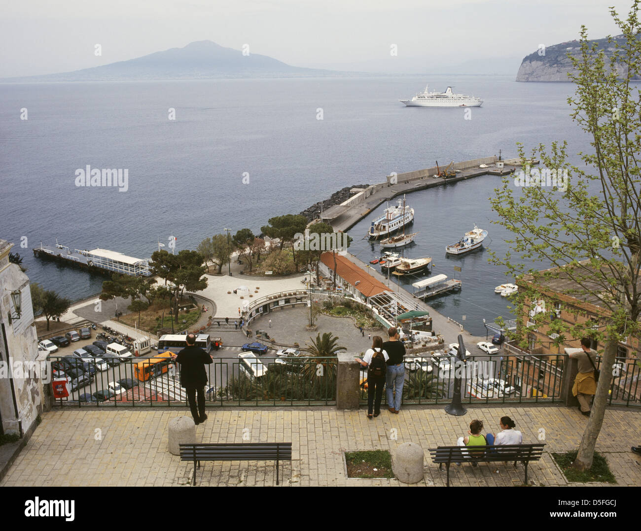 Italia Campania Sorrento Marina Piccola Porto vista desde el club de extranjeros Foto de stock