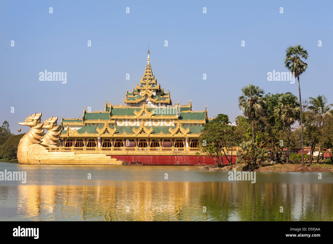 Karaweik barcaza, hormigón réplica de la barcaza Real, el lago Kandawgyi, Yangon (Rangún), Myanmar (Birmania) Foto de stock