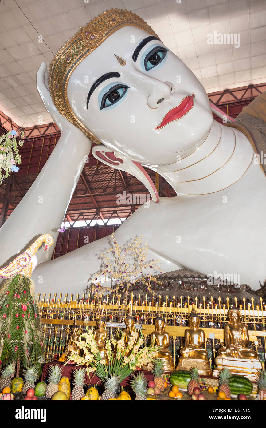 Buda reclinado de la Pagoda Chaukhtatgyi, Yangon (Rangún), Myanmar (Birmania) Foto de stock