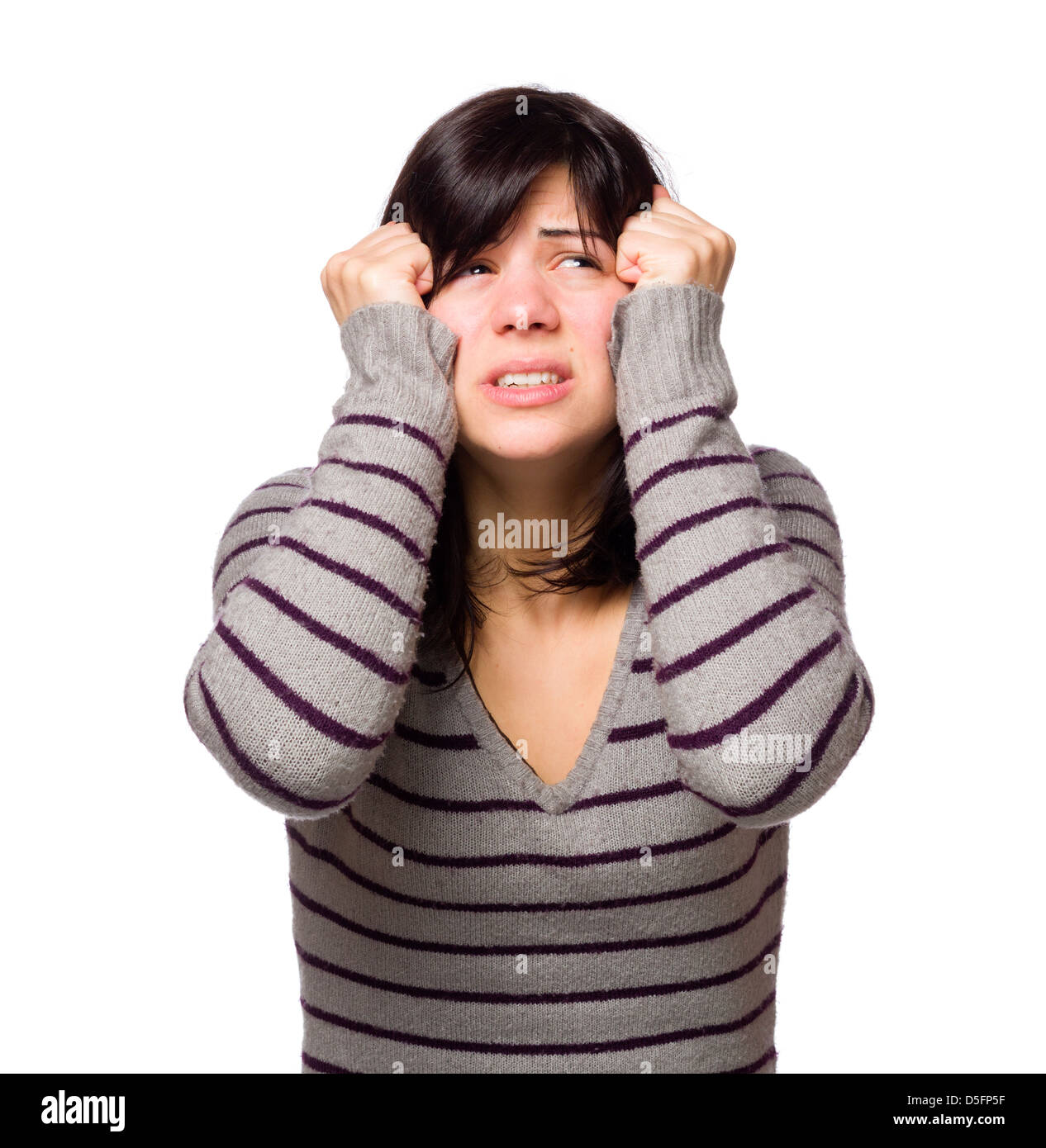Retrato de mujer joven temerosa aislado sobre fondo blanco. Foto de stock