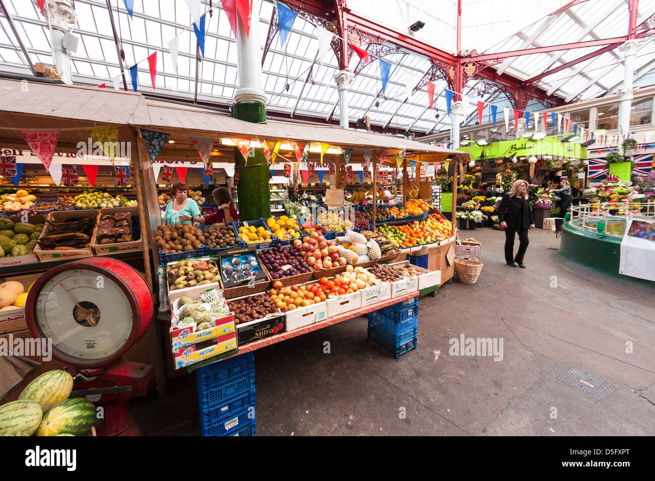 Frutas y verduras a la venta en el mercado interior, St Helier, Jersey, Islas del Canal, REINO UNIDO Foto de stock